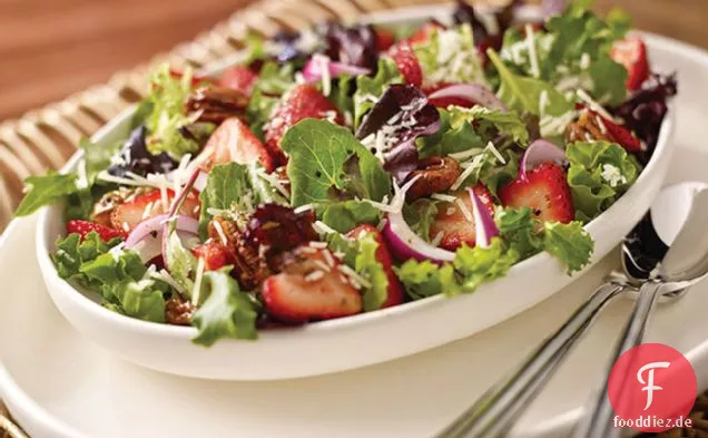 Erdbeer-kandierter Pekannuss-Salat