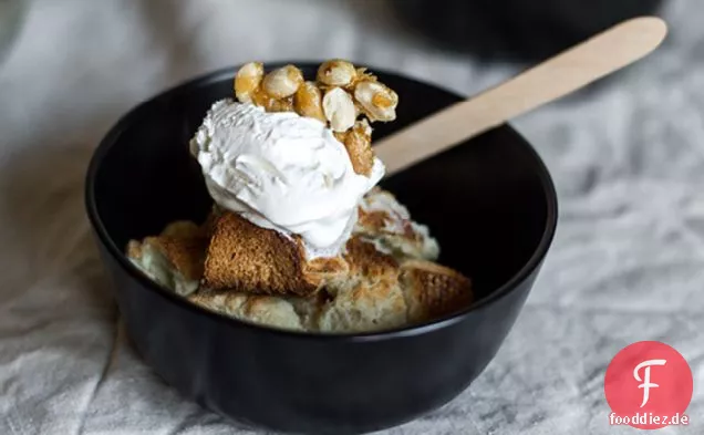 Dulce de Leche-Brot-Pudding mit Erdnuss-Krokant als Topping