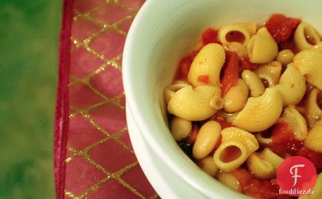 Tomatensuppe mit weißen Bohnen und Nudeln