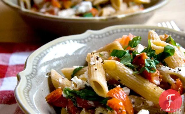 Getrocknete Tomaten, Basilikum und Ziegenkäse Pasta