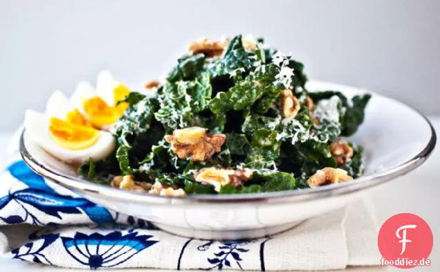Grünkohlsalat mit Walnüssen und weich gekochten Eiern