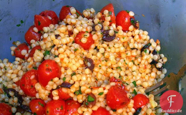 Pearl Couscous Mit Oliven Und Gerösteten Tomaten