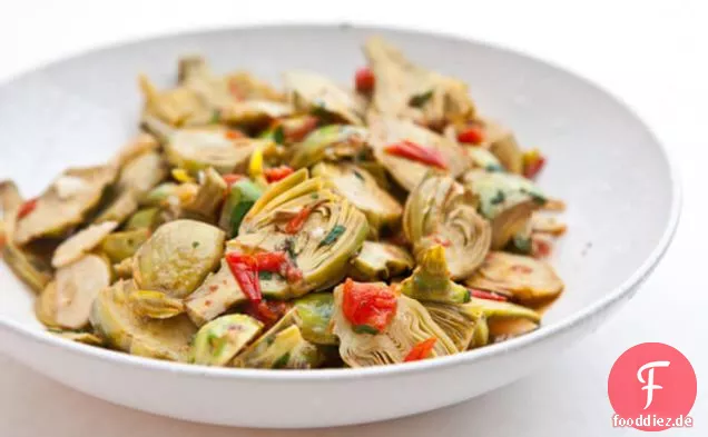 Baby-Artischocken Mit Knoblauch Und Tomaten