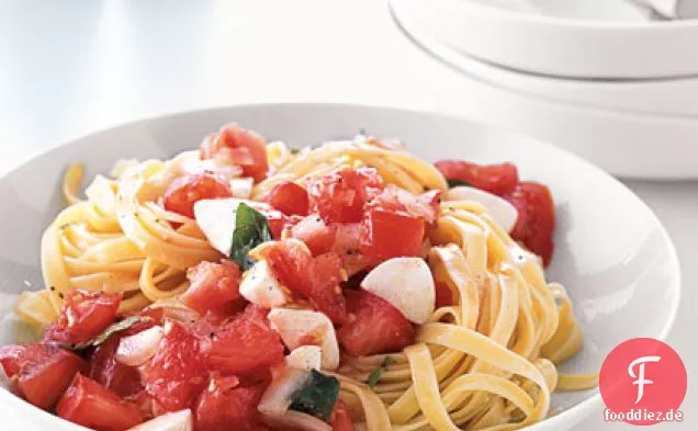Nudeln mit Marinierten Tomaten und Mozzarella