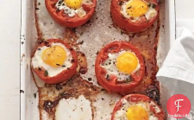 Gebackene Eier in ganzen gerösteten Tomaten