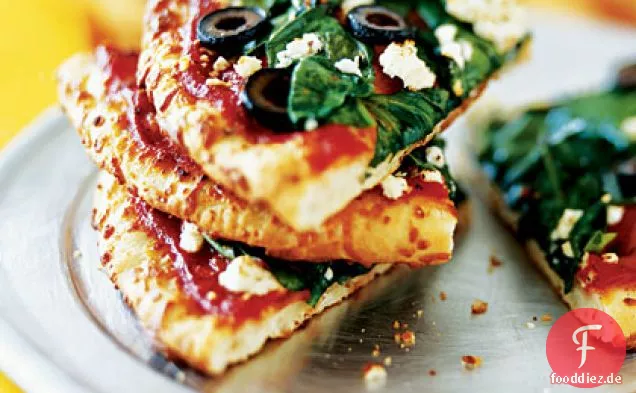 Pizza im griechischen Stil mit Oliven