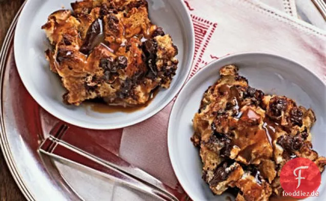 Schokoladenbrotpudding mit Karamellsauce