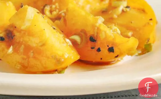 Gelbe Tomaten in gewürzter Balsamico-Vinaigrette