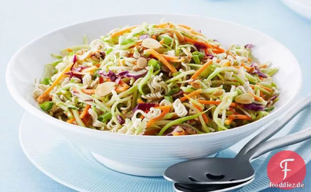 Knuspriger asiatischer Brokkoli-Krautsalat