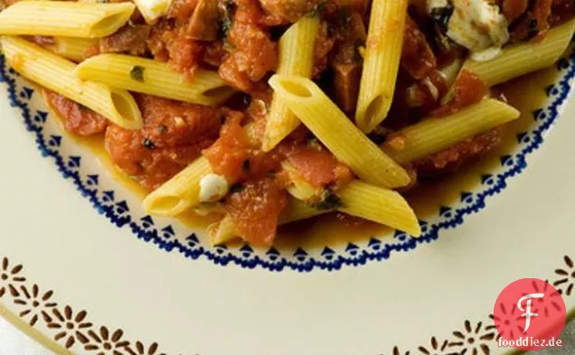 Penne mit Tomaten, Soppressata und gewürfeltem Mozzarella