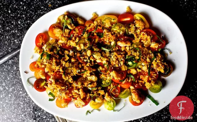 Tomatensalat mit zerdrückten Croutons