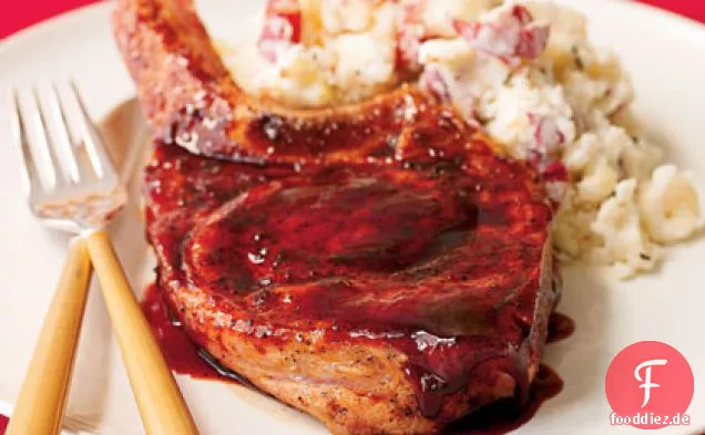 Schweinekoteletts mit Ancho Chile reiben und Himbeerglasur
