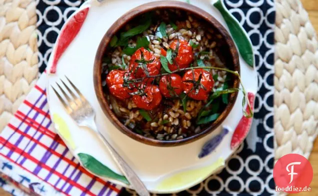 Geröstete Tomaten und karamellisierte Zwiebel Farro Salat
