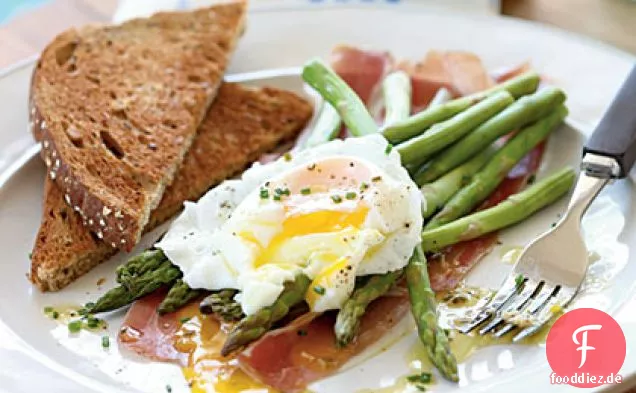 Spargelsalat mit weichen pochierten Eiern, Schinken und Zitronen-Schnittlauch-Vinaigrette