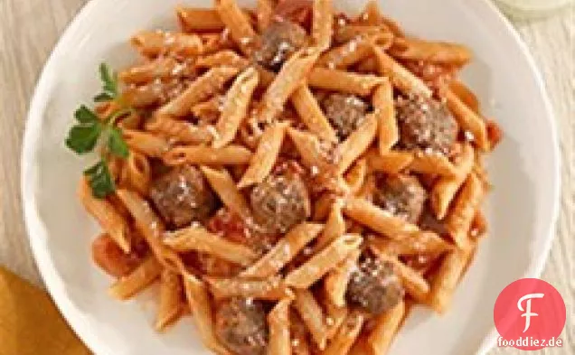 Barilla® White Fiber Mini Penne mit cremiger Tomatensauce, Frikadellen und Parmigiano-Käse