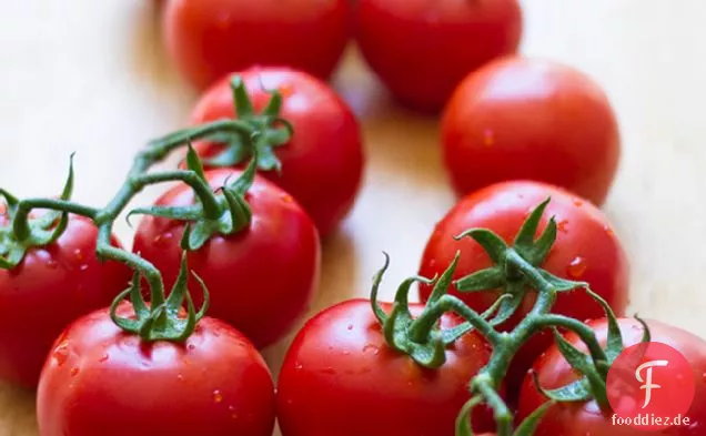 Tomatensalat mit Oliven + Koriander