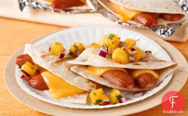 Gegrillter Hot Dog Quesadilla mit Mango Pico de Gallo