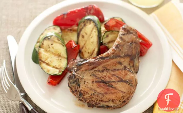 Pikante Schweinekoteletts und gegrilltes Gemüse