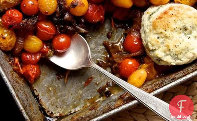 Tomaten-Schuster mit Blauschimmelkäse-Keksen