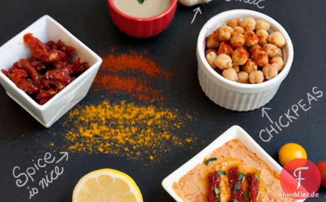 Sonnengetrockneter Tomaten-Hummus mit knusprigen Chips