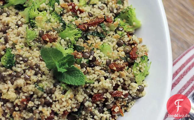 Linsen, Brokkoli und sonnengetrocknete Tomaten Couscous