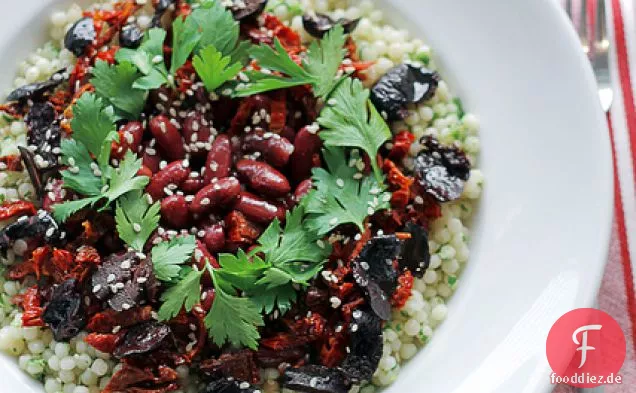 Kidneybohnen, sonnengetrocknete Tomaten und schwarze Oliven Couscous