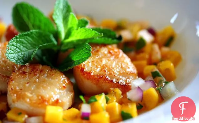 Gebratene Jakobsmuscheln mit Mango-Melone-Salsa