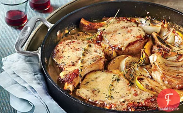 Skillet Schweinekoteletts mit Äpfeln und Zwiebeln