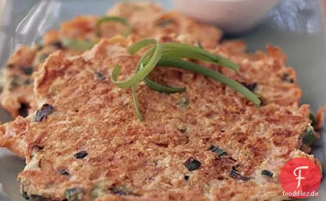 Geschredderte Karotten-Ingwer-Pfannkuchen mit asiatischer Dip-Sauce