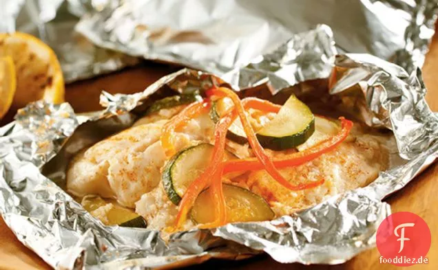 In Folie verpackter Fisch mit cremiger Parmesansauce