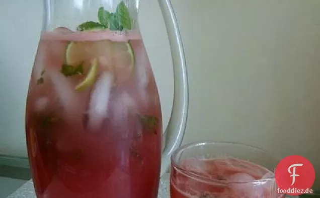 Wassermelonensaft mit Limetten und frischer Minze