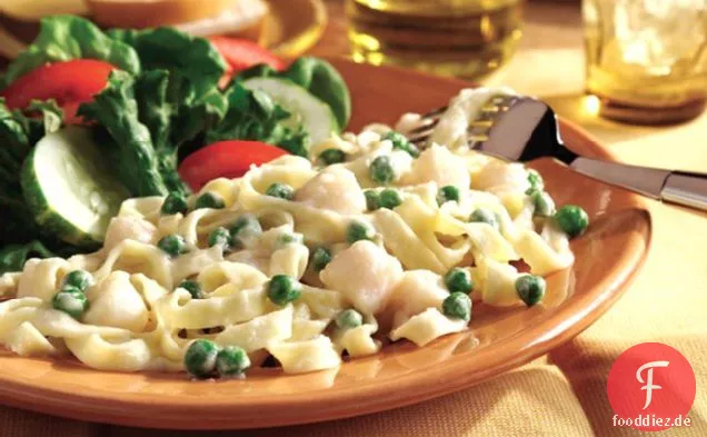 Fettuccine Alfredo mit Jakobsmuscheln und Erbsen
