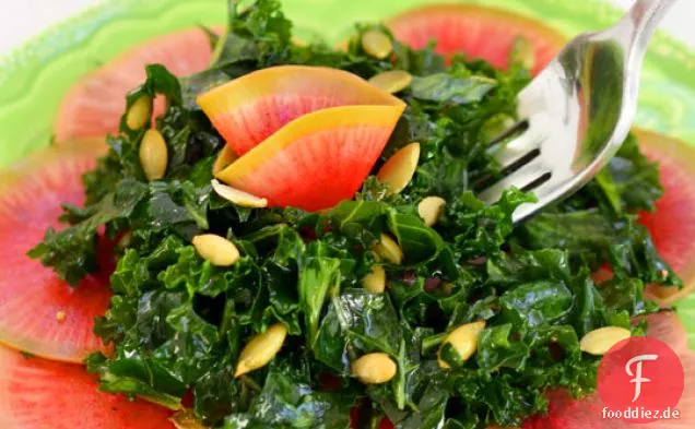 Grünkohlsalat mit schnell eingelegtem Wassermelonenrettich