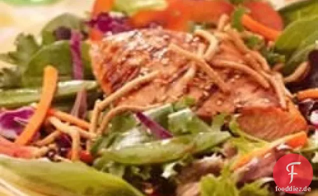 Gegrillter Lachs, Snap Erbsen und Spring Mix Salat mit Chow Mein Nudeln