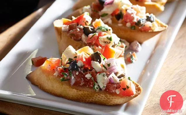 Bruschetta mit Basilikum, Tomaten und Feta