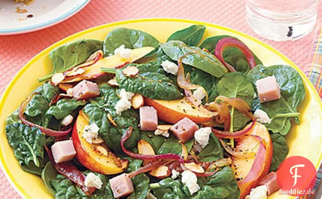 Warmer Spinatsalat mit roten Zwiebeln und Nektarinen