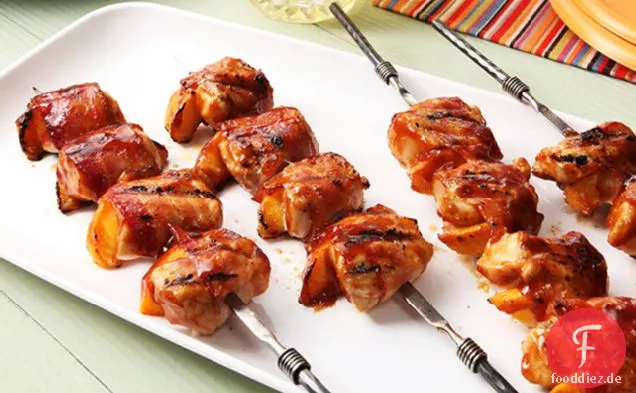 Barbecue Chicken und Pfirsich Kabobs mit Speck
