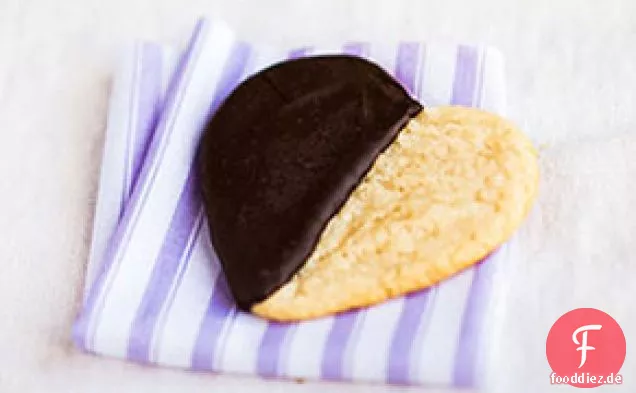 Schwarze und weiße Kekse