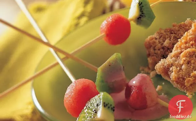 Wassermelonen-Kiwi-Spieße mit sternenklarer Erdbeercreme