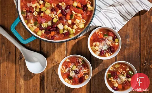 Klassische Minestrone-Suppe