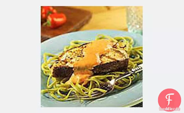 Gegrillter Fisch über Linguine mit gerösteter Pfeffersauce