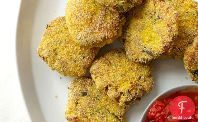Polenta-verkrustete Fischkuchen mit würziger Tomatensauce