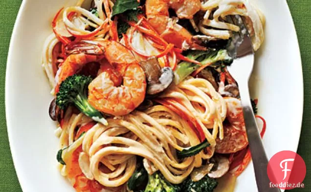 Cremige Linguine mit Garnelen und Gemüse