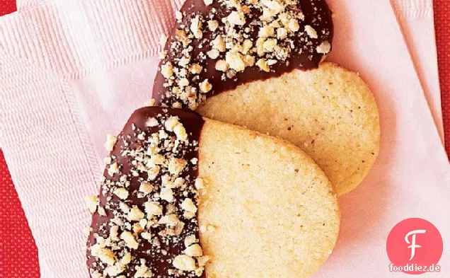 In Schokolade getauchte Haselnuss-Shortbread-Herzen