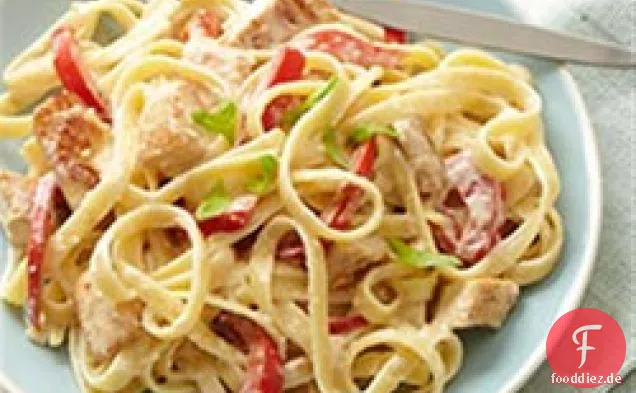 Cremige Fettuccine Alfredo mit Huhn und Paprika