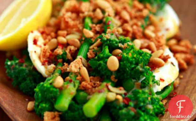 Brokkoli mit Burrata, Pinienkernen und warmer Sardellenvinaigrette