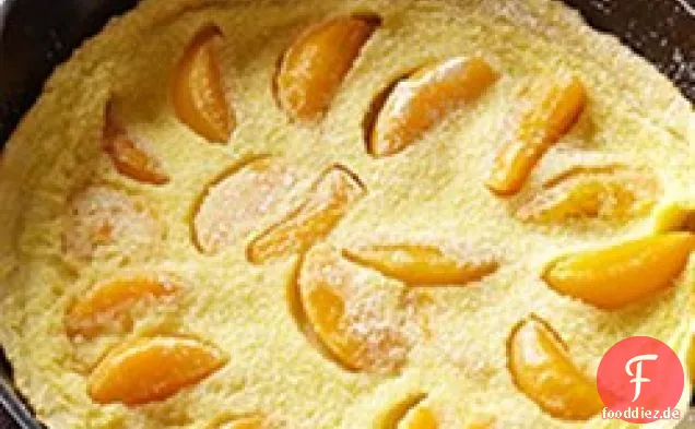 Pfirsich Dutch Baby mit Heidelbeerkompott