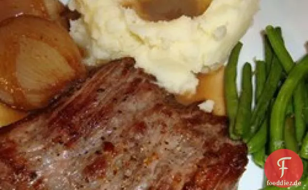 Gegrilltes Hängersteak mit gerösteter Schalotten-Port-Demi-Sauce und gegrillten grünen Knoblauchbohnen