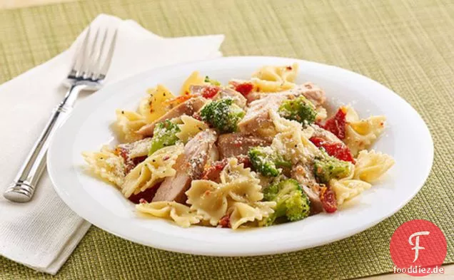 Chicken & Pasta Toss mit sonnengetrockneten Tomaten