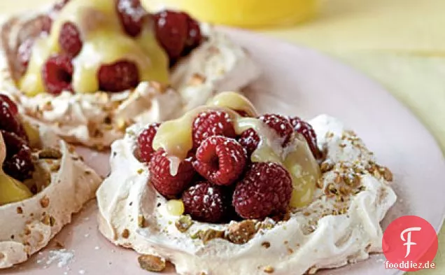 Pistazien Pavlovas mit Zitronenquark und Beeren